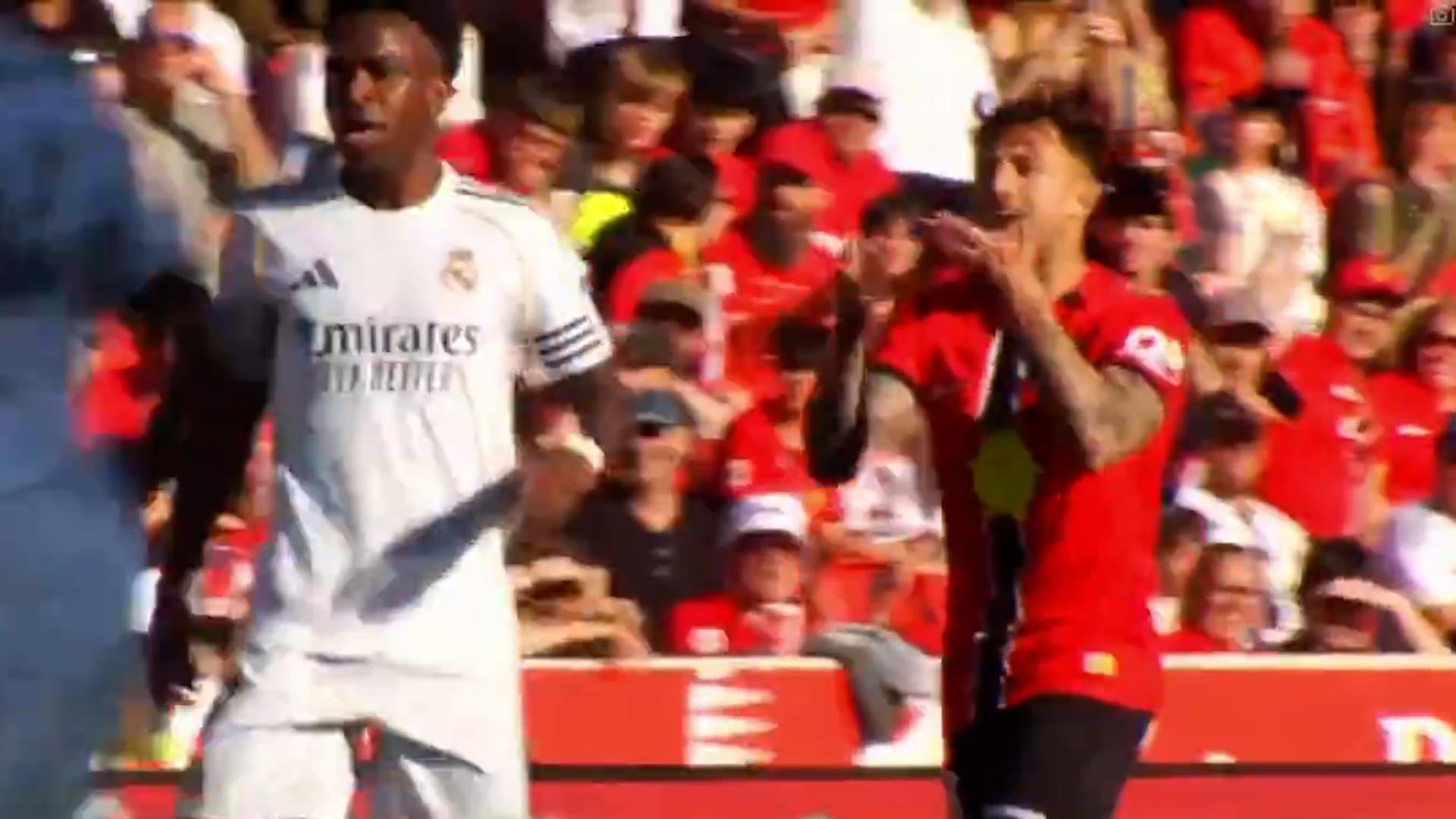 El jugador del Mallorca Pablo Maffeo confronta a Vinicius Jr. del Real Madrid durante un tenso momento en su partido de La Liga