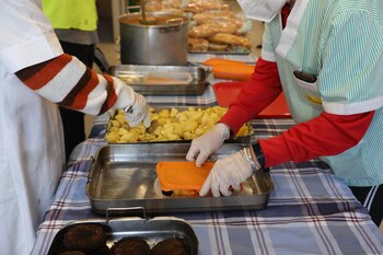 05-02-2021 Una cocinera (i) sirve