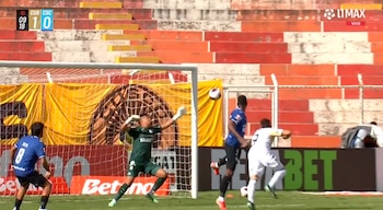 Facundo Callejo le ganó el duelo aéreo a Miguel Araujo y marcó el 1-0 de Cusco FC ante Sporting Cristal.