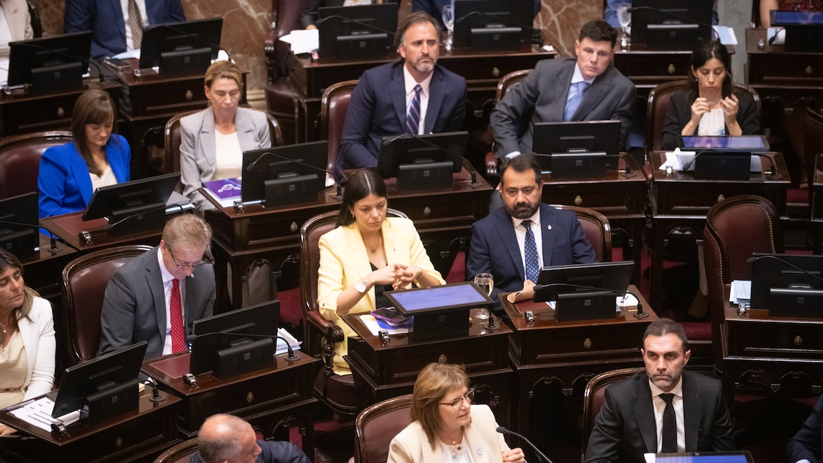 Imagen de archivo de un texto legal y calculadora sobre una mesa