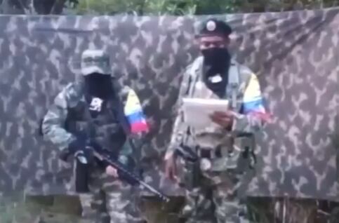 El video aparecen dos presuntos integrantes de las disidencias - crédito @robertoortizu/X