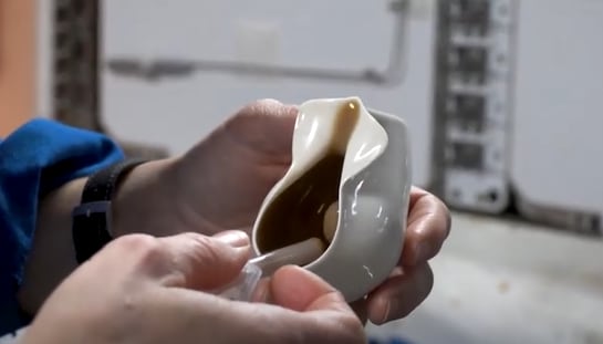 El astronauta Donald R. Pettit diseñó una taza de porcelana que permite beber desde un recipiente abierto en el espacio (NASA)