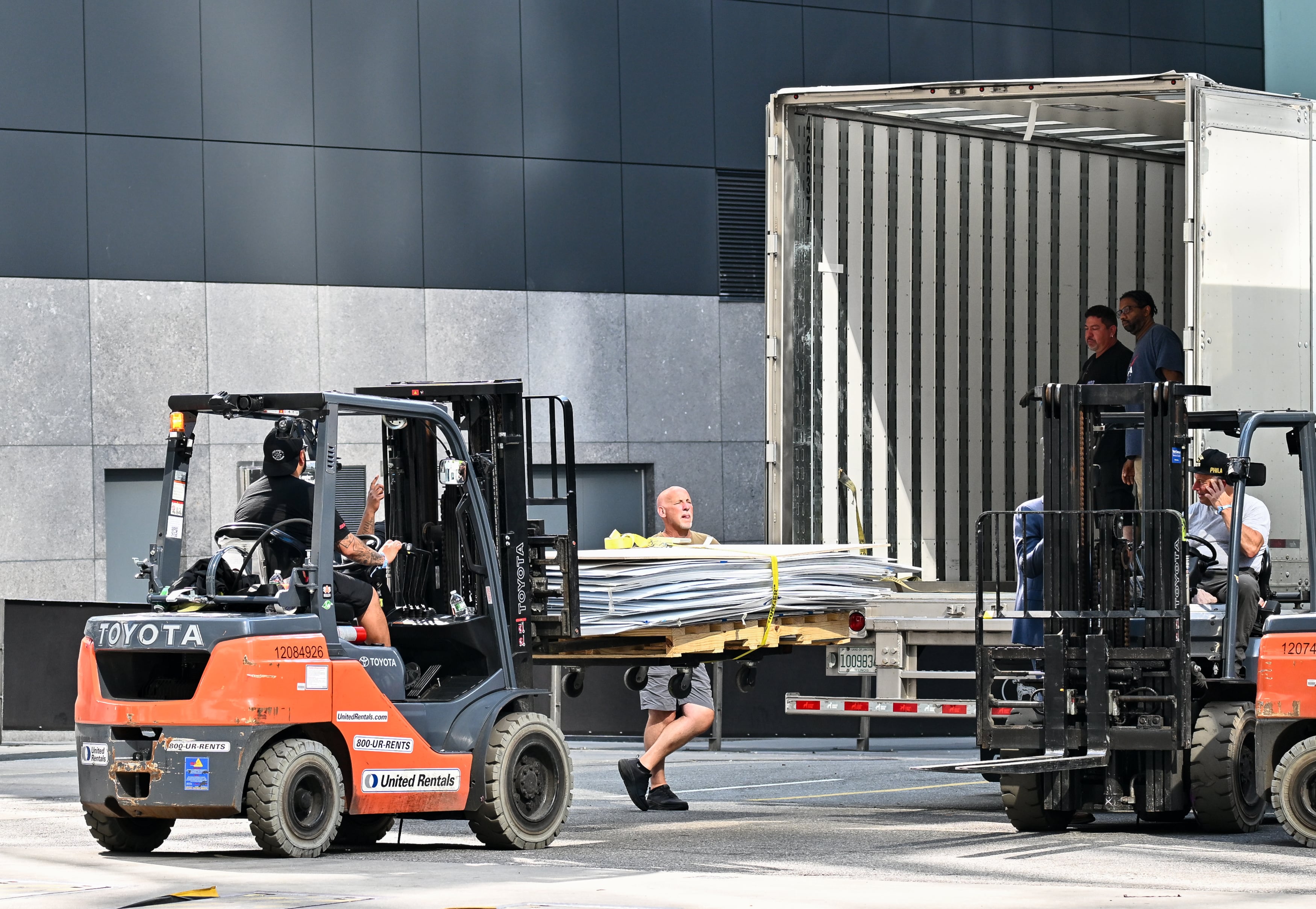 Las cámaras y fuentes de seguridad registraron cajas “Garden Party”, contenedores “lobster meat”, decoración floral y un escenario en construcción dentro del Madison Square Garden (AP)