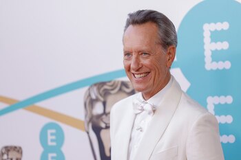Richard E. Grant posa a