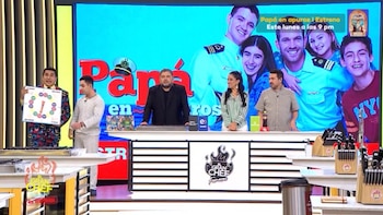 Participantes juega twister. | Latina