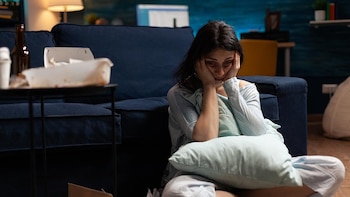 Vivir solo es más arriesgado para adultos jóvenes y de mediana edad que para ancianos, indica estudio