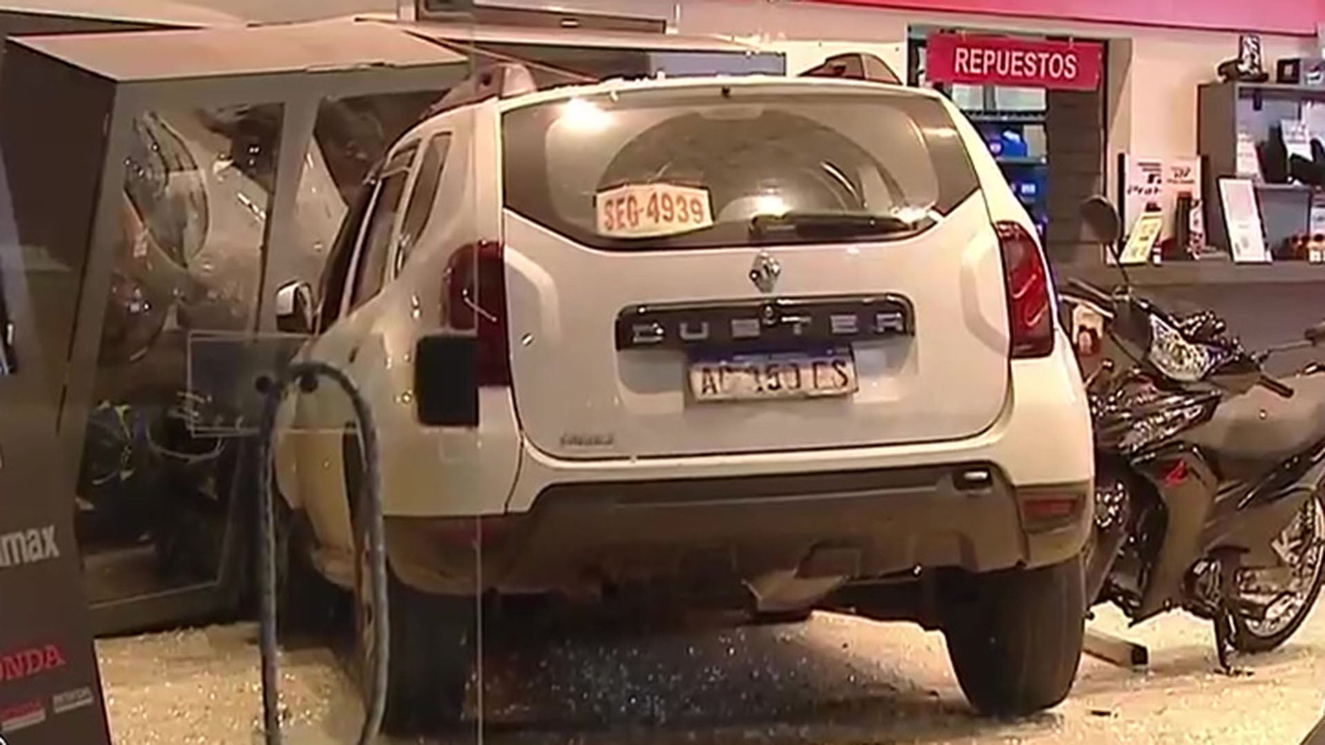Una camioneta Renault Duster blanca se incrustó en una concesionaria de motos de Floresta y dejó vidrios rotos y daños materiales