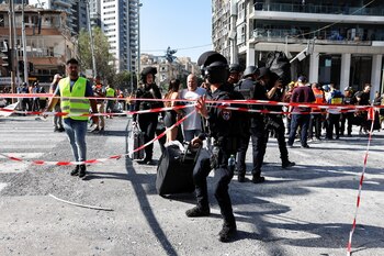 Las personas hacen largas filas