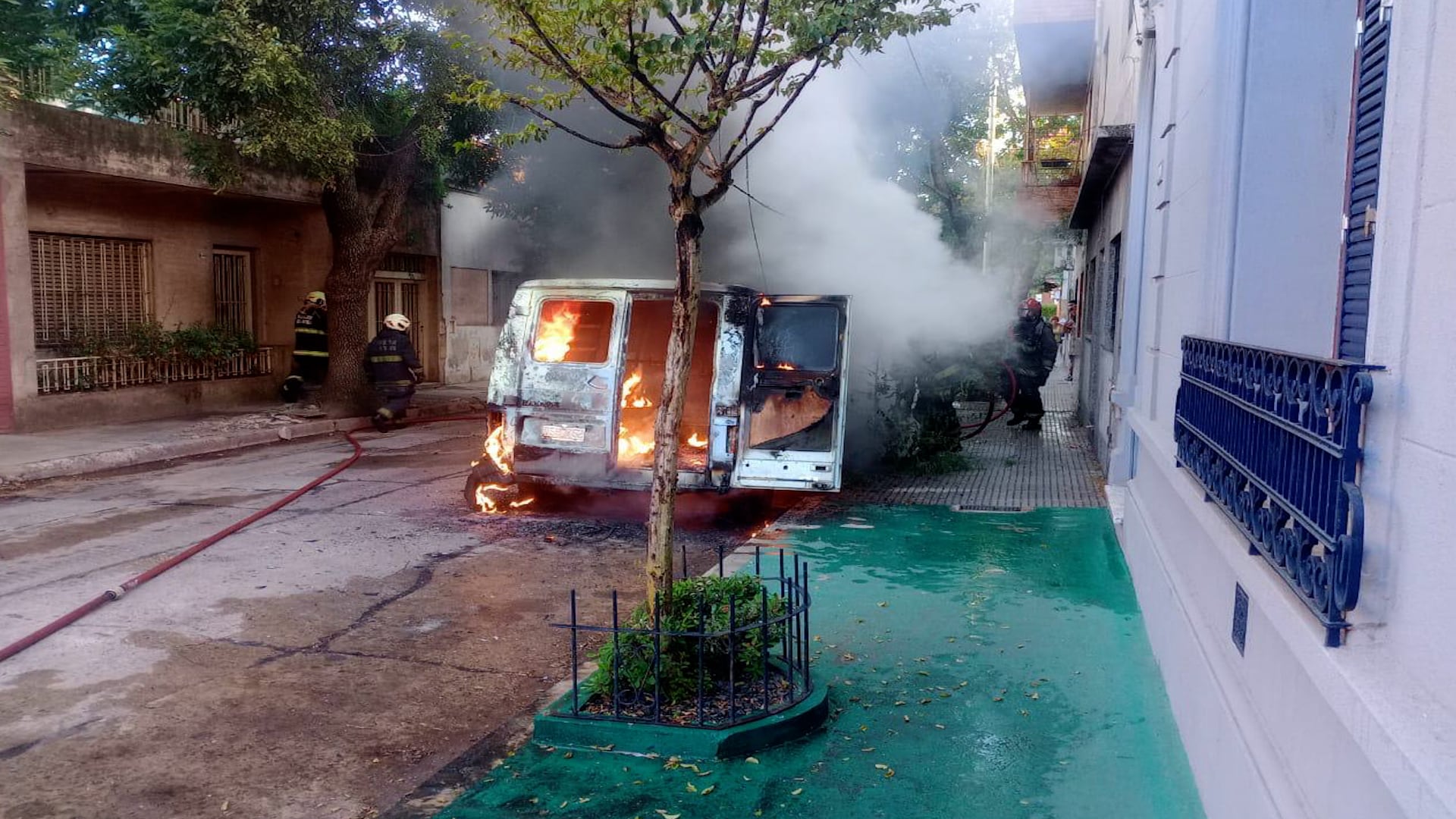 Una Renault Traffic terminó completamente destruida por las llamas