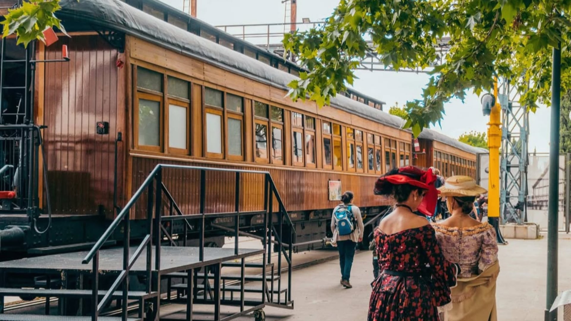 Los pasajeros en el primer tren de la fresa de septiembre (@fundacionferrocarriles)