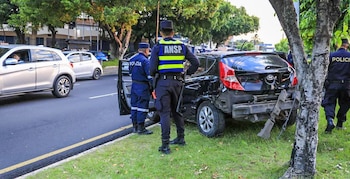 Las autoridades arrestaron al motorista en el lugar del siniestro, mientras se realizaban las investigaciones. El hecho generó fuerte carga vehicular en la zona./ (Noticiero El Salvador)