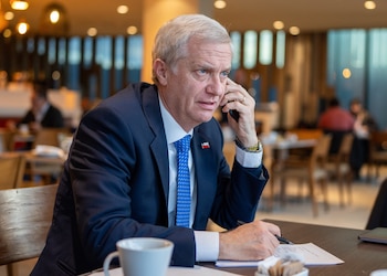 Fotografía cedida que muestra al mandatario José Antonio Kast hablando por teléfono con la mandataria encargada de Venezuela, Delcy Rodríguez. EFE/ Presidencia de Chile