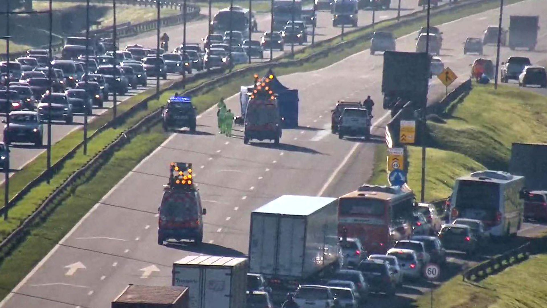 Servicios de emergencia trabajan en el lugar de un choque fatal en la Autopista Panamericana, causando una gran congestión vehicular en ambas direcciones.