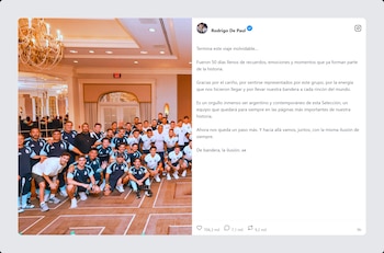 Publicación de Rodrigo De Paul en red social. Contiene una foto de la Selección Argentina en un salón con candelabro, rodeados de espejos y un texto