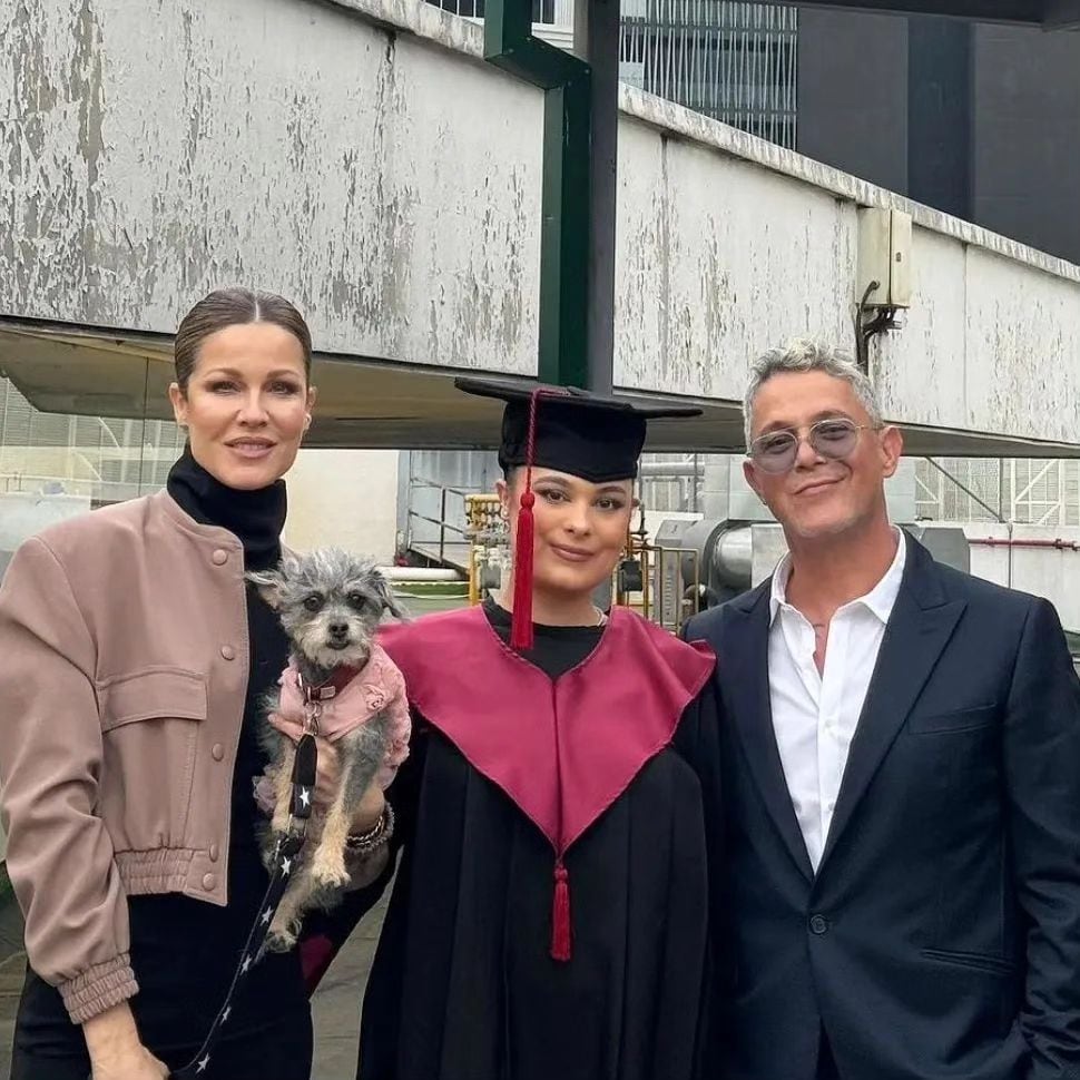 Alejandro Sanz junto a su hija, Manuela, y su exmujer, Jaydy Michel, tras la graduación de la joven. (instagram.com/alejandrosanz)