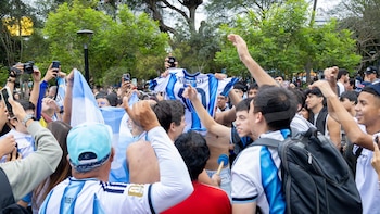 Final del Mundial 2026 en Lima: Hinchas peruanos y extranjeros con la camiseta de España y Argentina