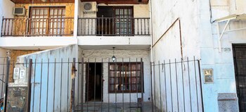 El frente del dúplex ubicado