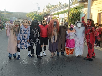 Integrantes de la Compañía Artística Teopantli desfilan caracterizados como los tradicionales Viejos de Agosto durante las fiestas patronales de San Salvador (Cortesía: Yelter Herrera).
