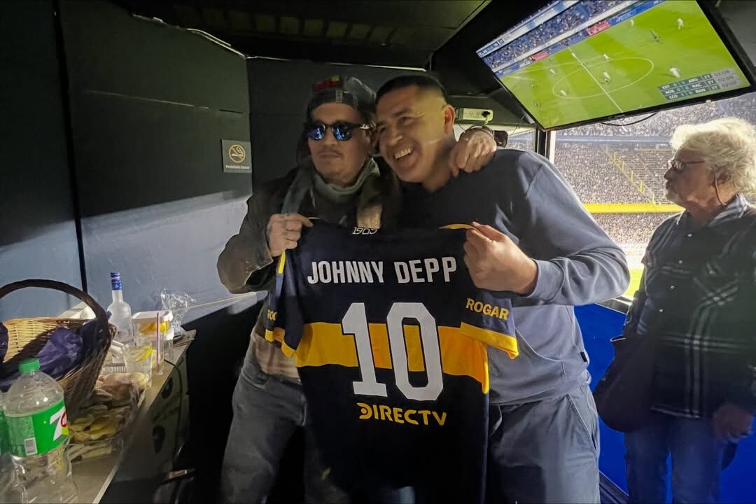 Juan Román Riquelme, presidente de Boca, le entregó una camiseta Johnny Depp con su nombre