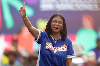 La presidenta encargada de Venezuela, Delcy Rodríguez, fue captada este 30 de abril al liderar una masiva movilización en la que anunció un aumento del ingreso mínimo integral de los trabajadores de su país, conformado por el salario y las bonificaciones, a 240 dólares mensuales, en Caracas (Venezuela). EFE/Ronald Peña