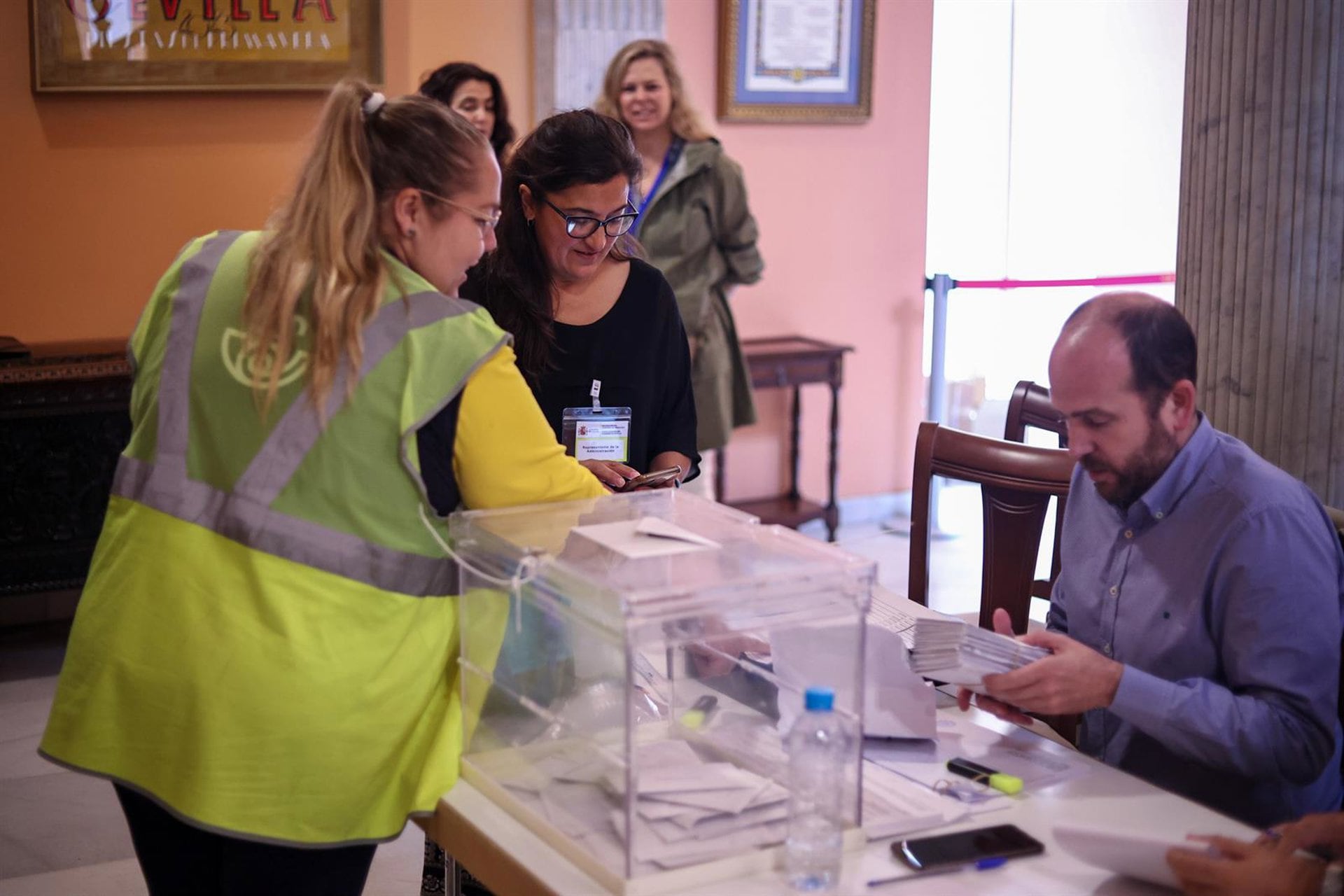 28/05/2023 Una integrante Correos llega a Qué pasa si me ha tocado mesa en las elecciones pero tengo un viaje pagado (Joaquin Corchero - Europa Press)