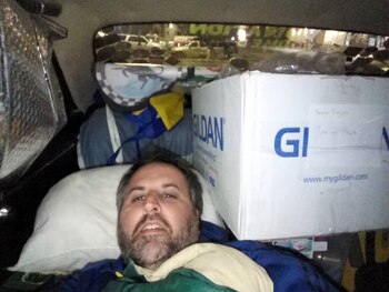 Durmiendo dentro del auto (Instagram @elmundoentorino)