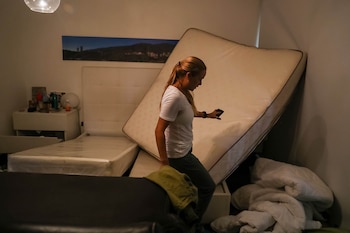 Lilian Tintori, esposa de Leopoldo López, recorre su casa este miércoles en Caracas (Venezuela). La vivienda del opositor venezolano Leopoldo López fue allanada y robada este miércoles por varios sujetos a quienes diversos testigos identificaron como miembros del Servicio Bolivariano de Inteligencia Nacional (Sebin), según constató Efe. EFE/ Miguel Gutiérrez