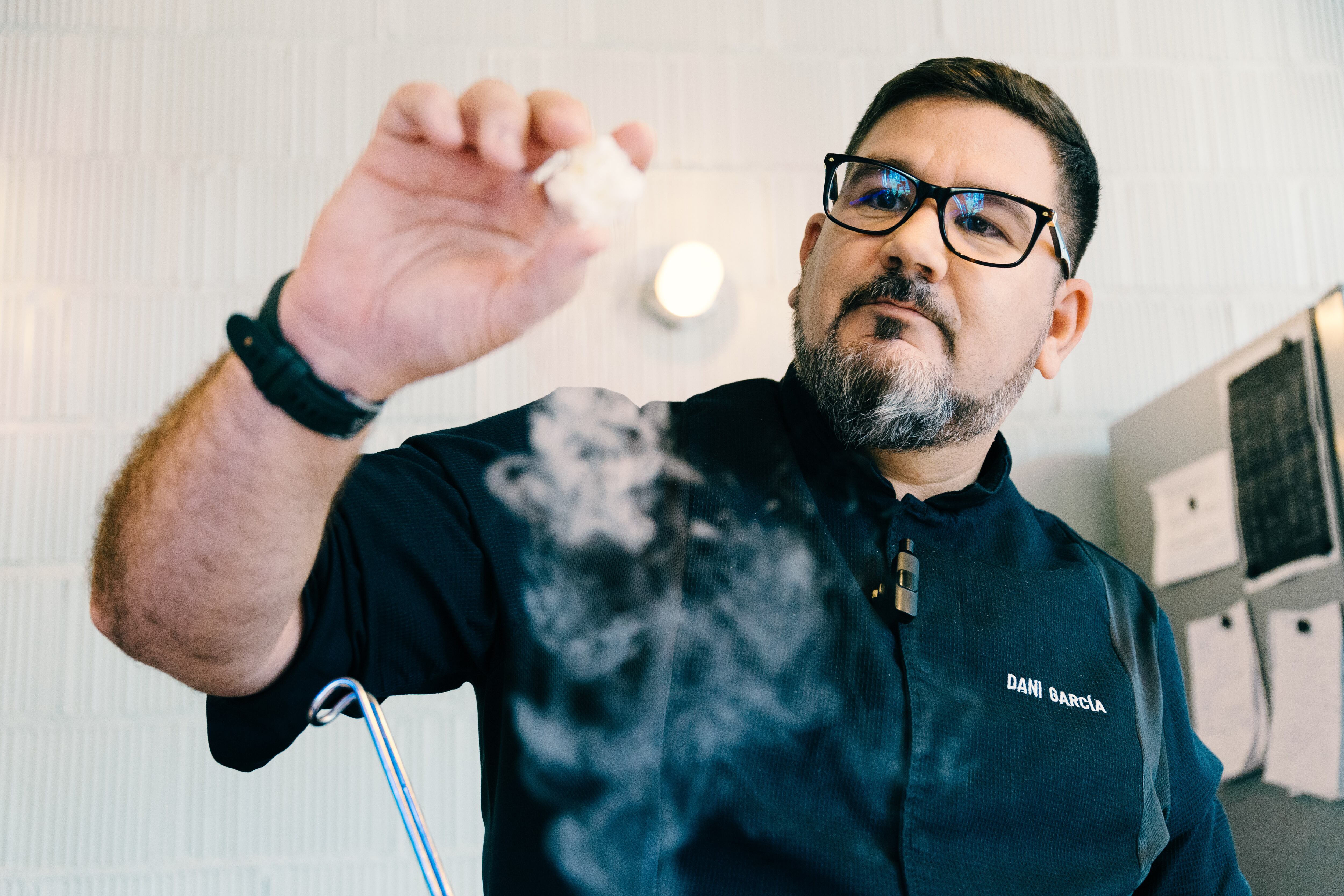 El chef recomienda incorporar las papas calientes directamente sobre los huevos batidos para lograr una tortilla de papas cremosa y homogénea - (Carlos Luján / Europa Press)