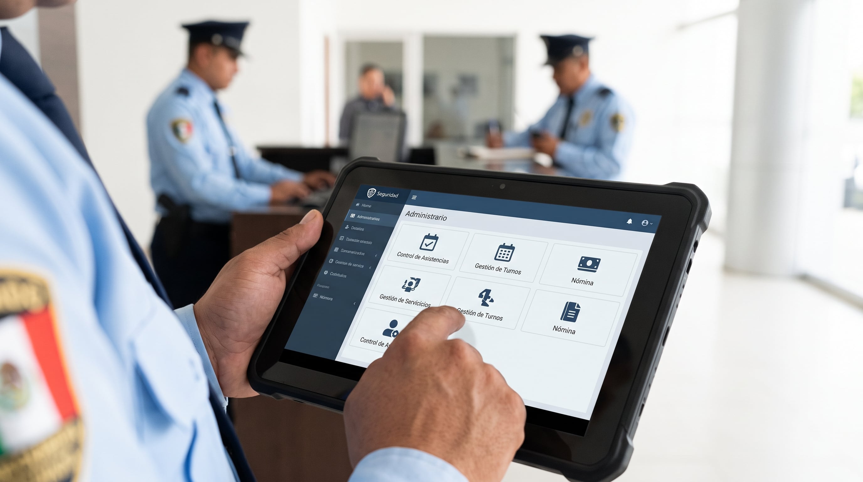 Un oficial opera una plataforma digital de gestión administrativa para coordinar turnos y nóminas en el sector de la seguridad privada en México. (Imagen Ilustrativa Infobae)