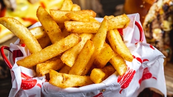 Una investigación española apunta que cenar patatas fritas y carne roja empeora nuestra noche de sueño