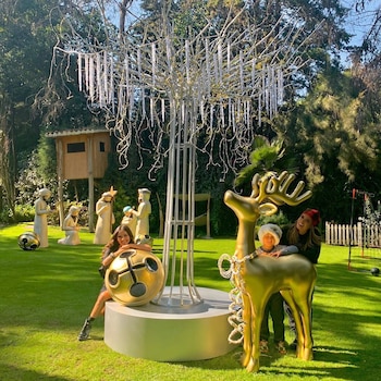 Enormes cascabeles, renos y al