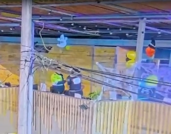 Los agentes recuperaron 310.000 pesos sustraídos de la caja registradora que el individuo llevaba en el pantalón - crédito Captura de video