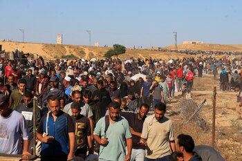 Palestinos caminan en Khan Younis,