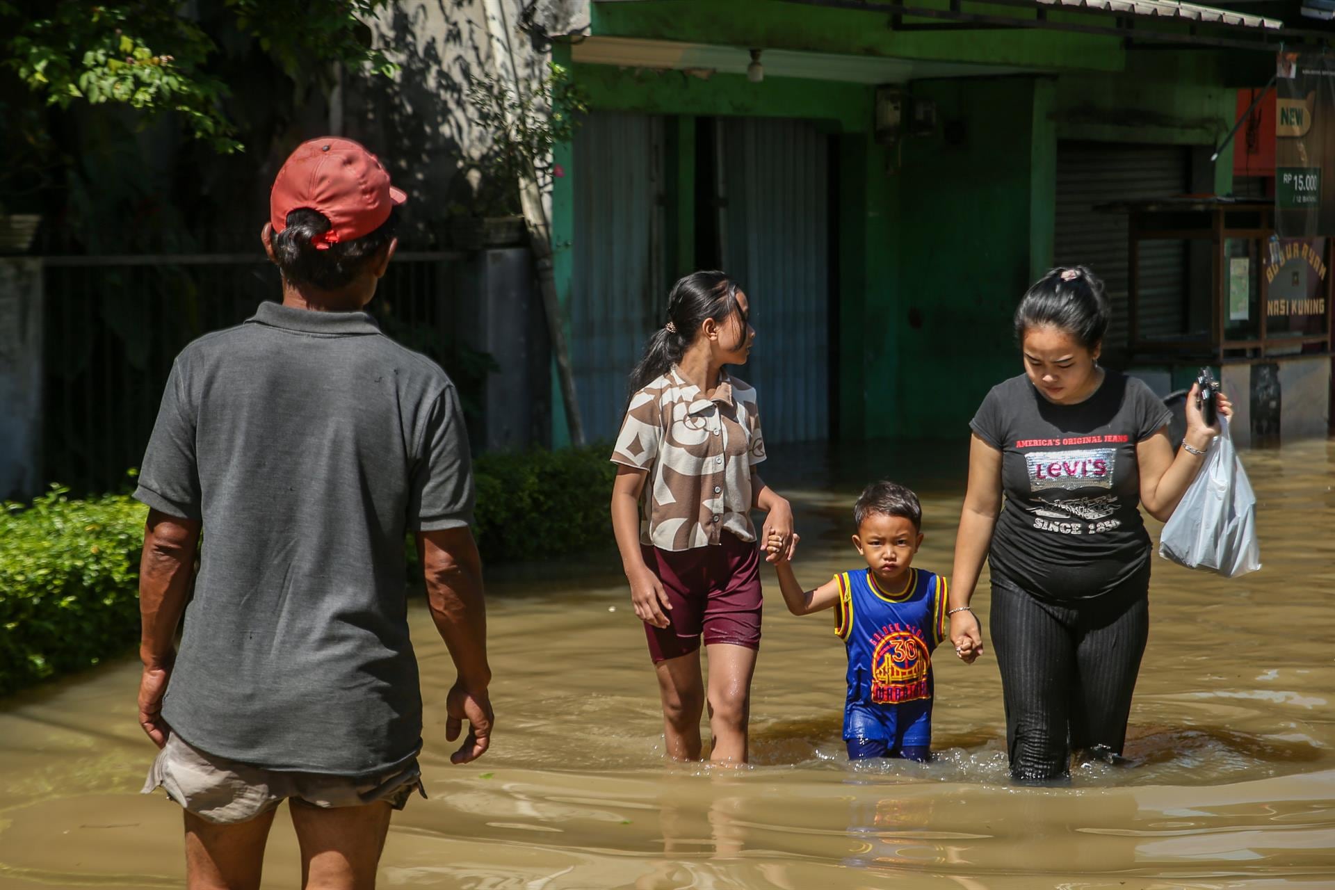 Las inundaciones de finales de noviembre en el oeste de Indonesia dejan ya más de un millar de fallecidos