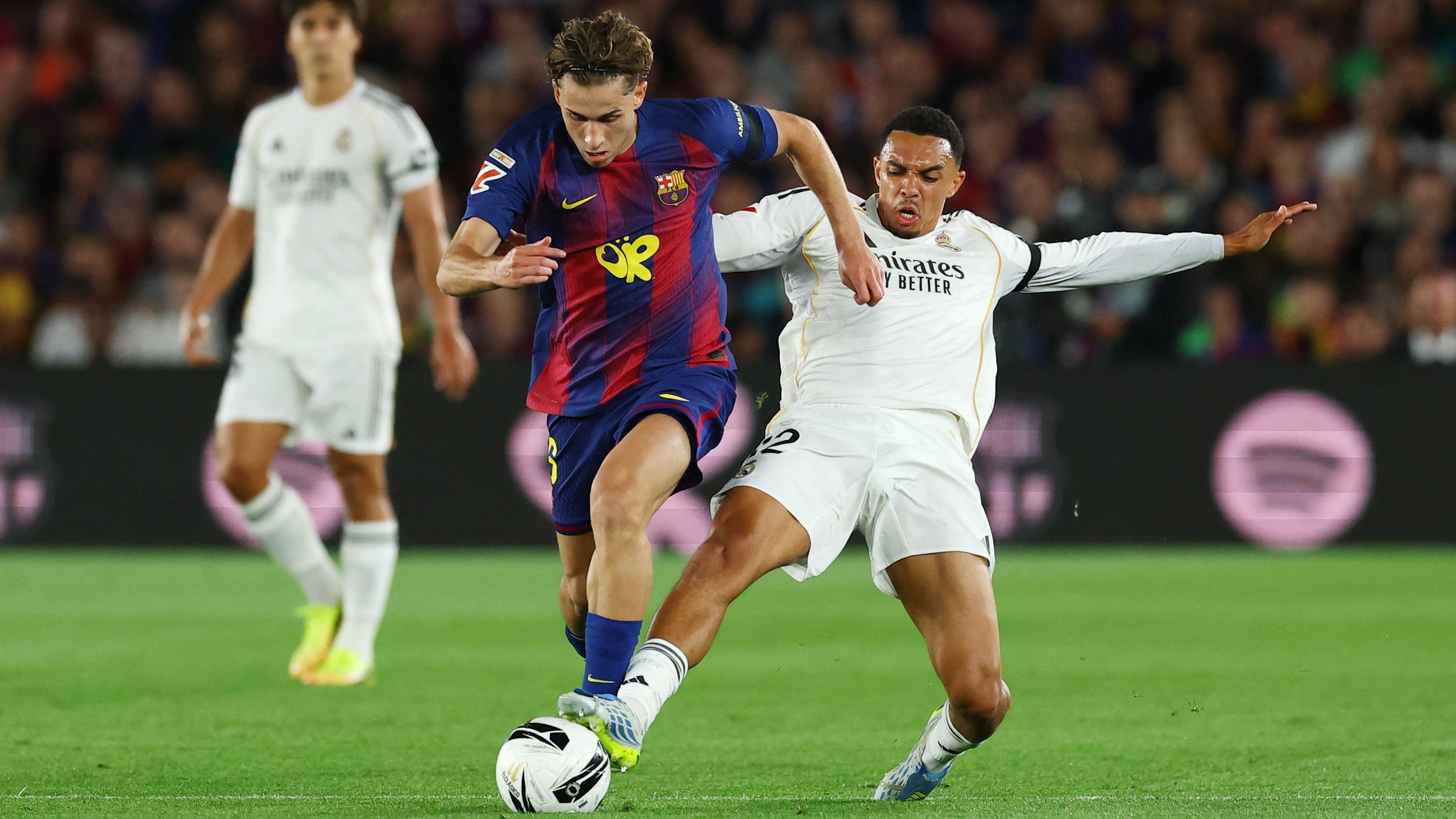 El partido entre el Real Madrid y el FC Barcelona (RREUTERS/Albert Gea)
