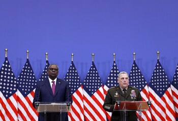 Lloyd Austin junto al general Mark Milley, jefe del Estado Mayor Conjunto de EEUU (REUTERS/Yves Herman)