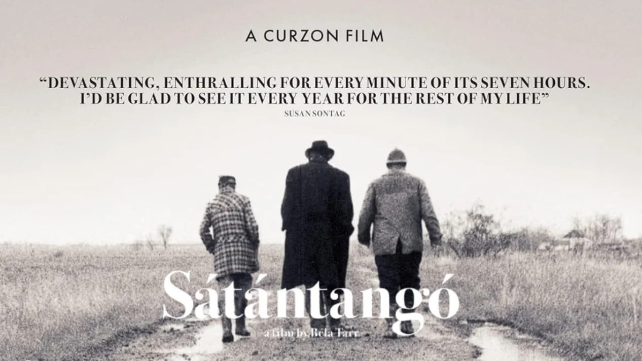 La película dirigida por Béla Tarr, basada en la novela del Nobel, tiene una duración de siete horas y fue rodada en blanco y negro. ('Sátántangó')