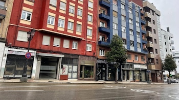 Las compraventas de vivienda caen un 4% en junio mientras las hipotecas crecen un 0,2%, según notarios