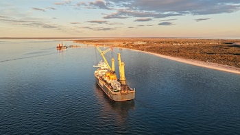 Tras cruzar el estrecho de Ormuz, llegaron al país las monoboyas del oleducto que habilitará exportaciones por USD 15.000 millones