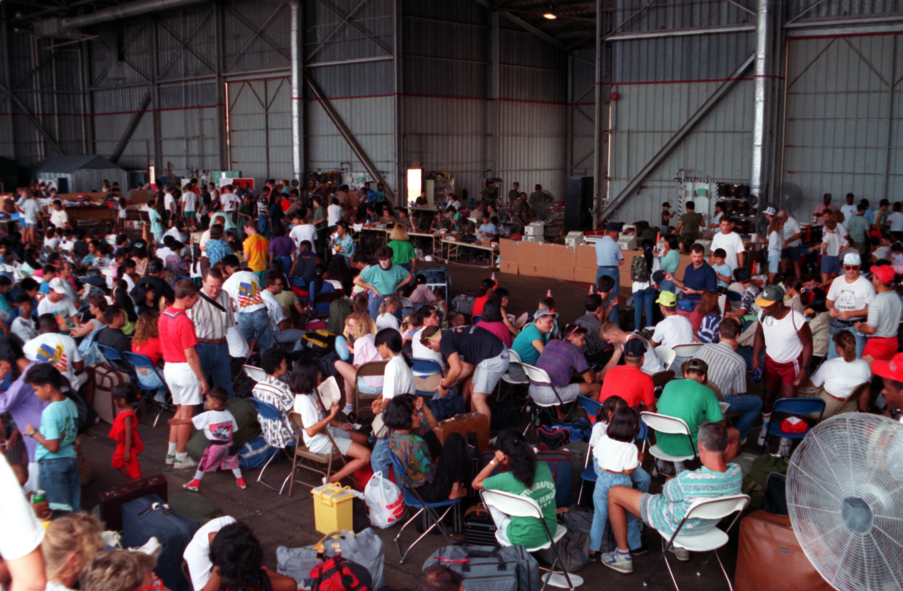 Evacuados del Monte Pinatubo en la base aérea Andersen, en Guam (Wikipedia)