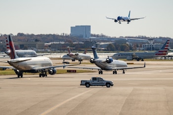 Un avión se aproxima al Aeropuerto Nacional Ronald Reagan de Washington, en Arlington, Virginia (REUTERS/Annabelle Gordon)