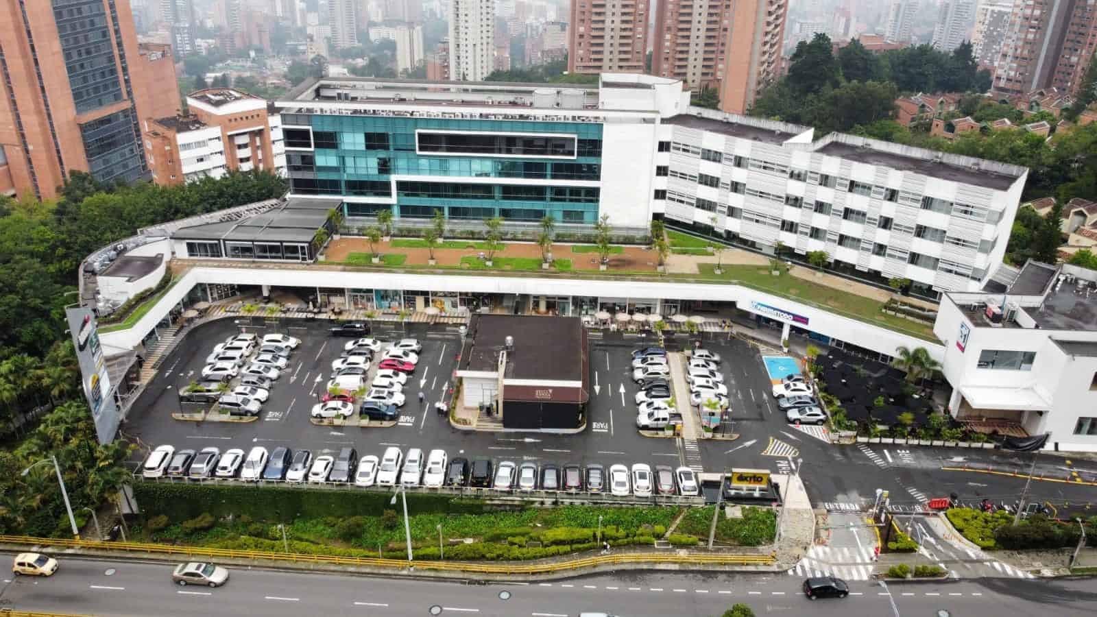 La mujer fue asesinada en un centro comercial en Medellín - crédito Google Maps