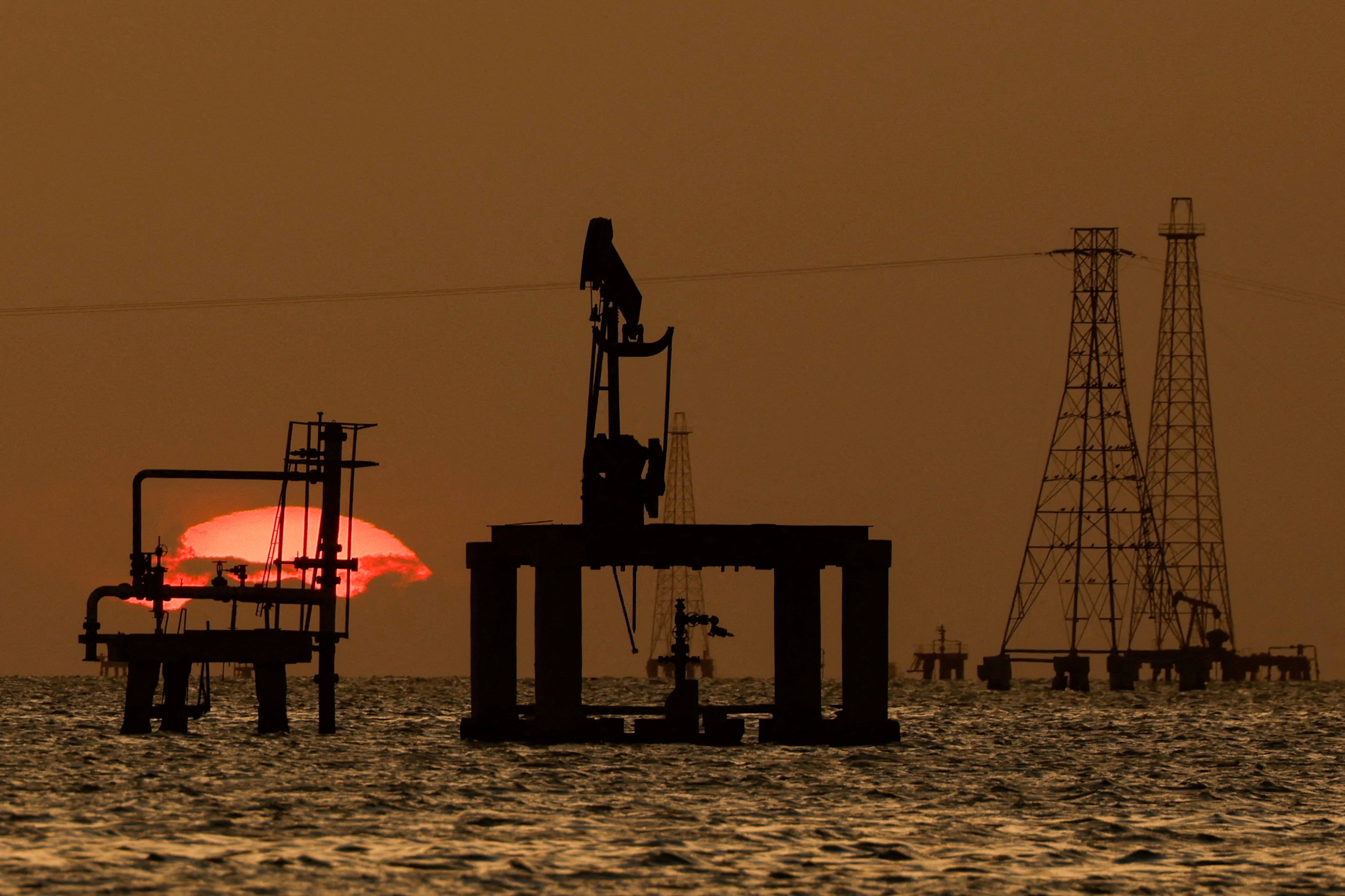 El petróleo se dispara por la escalada entre Estados Unidos e Irán y la incertidumbre sobre la reapertura de Ormuz (REUTERS)