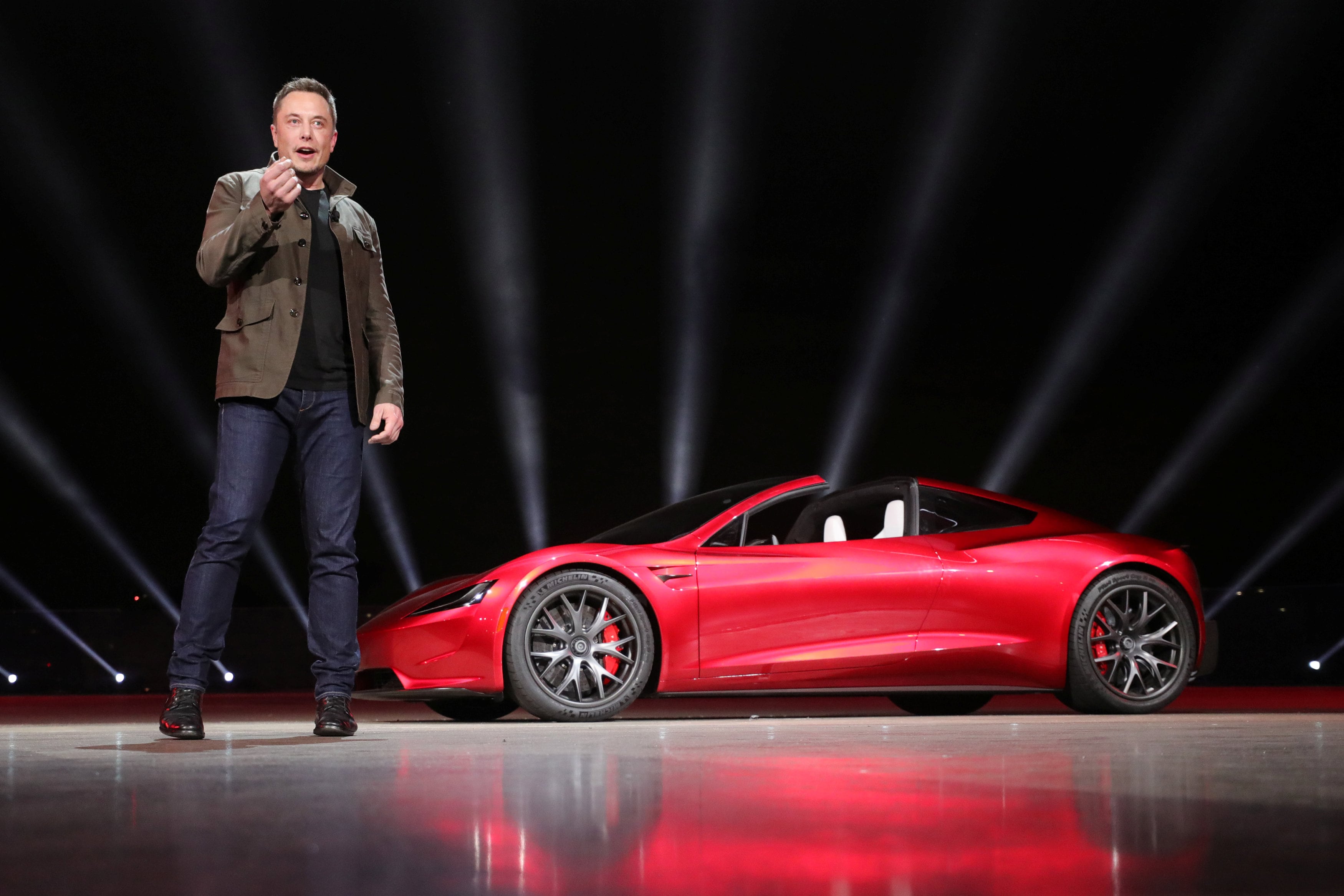 Cuando Elon Musk presentó el Tesla Roadster en 2008, el ciclo de vida de las baterías de litio para la electromovilidad empezó a rendir exámen. Hoy las baterías siguen funcionando generalmente sin desgaste prematuro, y eso alimenta el mercado de autos usados electrificados. Tesla/Handout via REUTERS ATTENTION EDITORS THIS IMAGE WAS PROVIDED BY A THIRD PARTY. NO ARCHIVES. NO RESALES