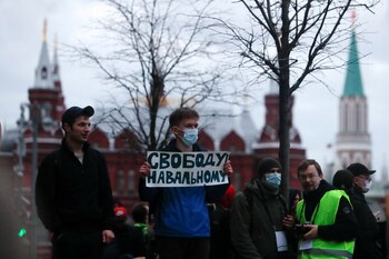 Un hombre sostiene una pancarta