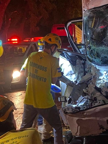 Los Comandos de Salvamento Ciudad Arce respondieron al choque entre la rastra y el camioncito en la CA-1, frente a Gumarsal, donde las dos víctimas quedaron prensadas entre la carrocería.