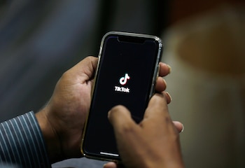 Una persona usa TikTok (AP foto/Anjum Naveed)