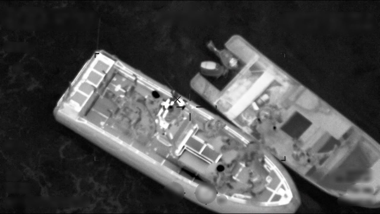 Agentes estadounidenses trasladaron la droga a tierra y entregaron a los arrestados al Grupo de Trabajo de Seguridad Nacional en San Juan (Foto cortesía Guardia Costera Sector San Juan)
