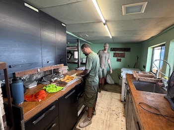 Cocina de la embarcación, miembros cuentan con variedad de utensilios para preparar sus comidas. Cortesía: Fabricio Quirós