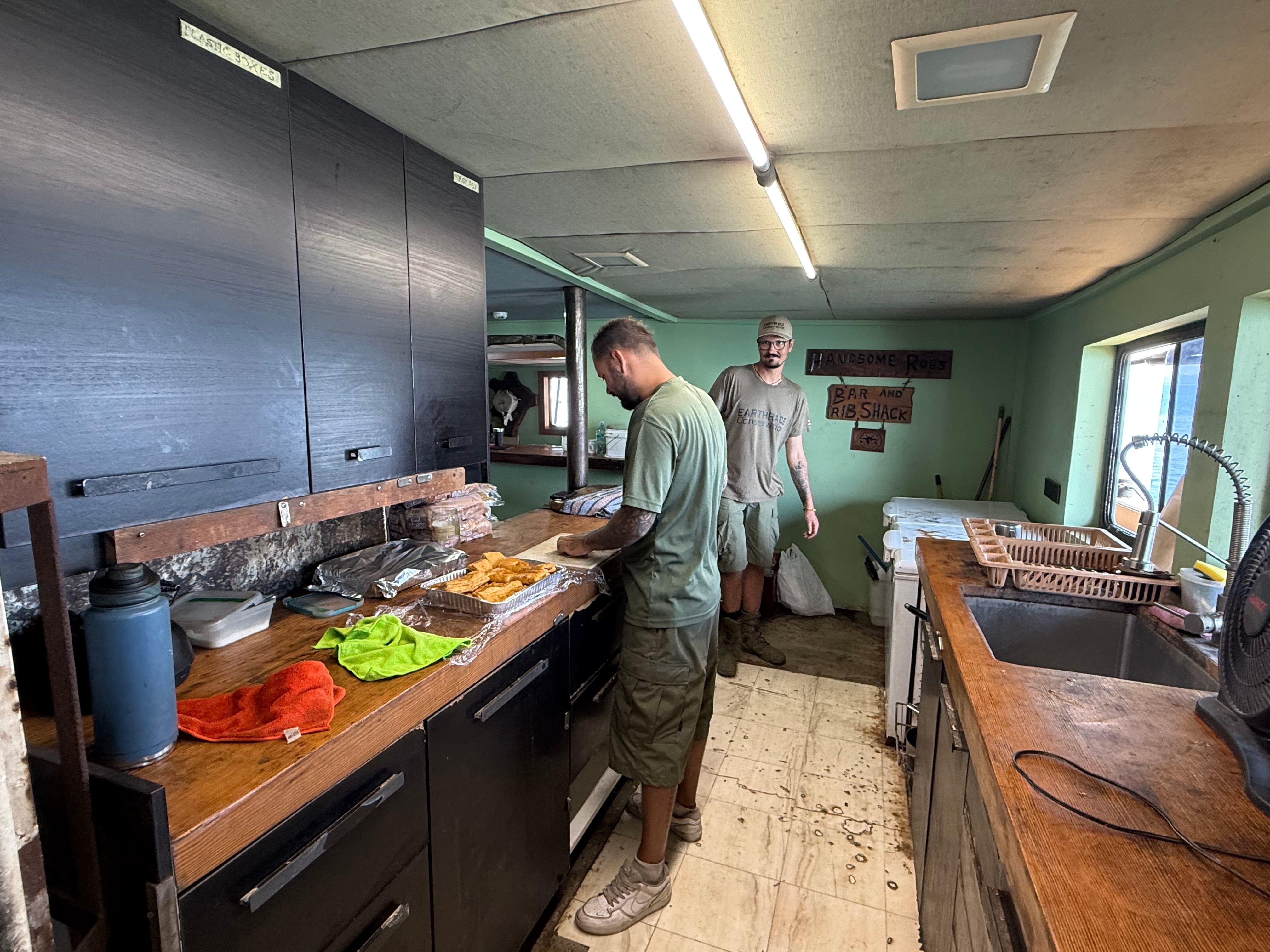 Cocina de la embarcación, miembros cuentan con variedad de utensilios para preparar sus comidas. Cortesía: Fabricio Quirós